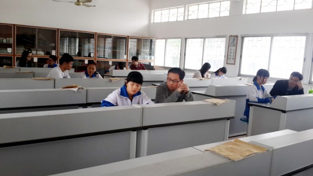 心理服务团队成员为学生进行绘画分析