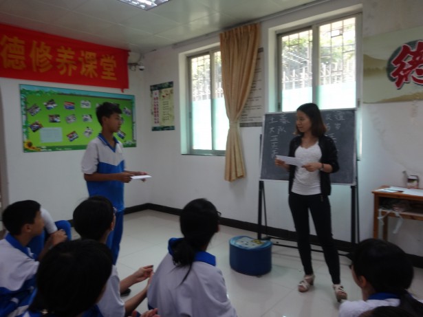社工与同学一起学习如何驳斥非理性想法