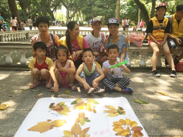 亲子落叶画。