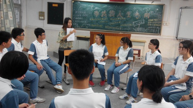 社工耐心地为同学们讲解未来规划图的填写