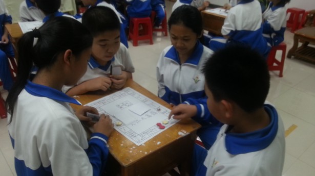 图二为 学生正投入地参与游戏