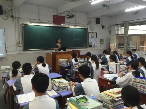   社工与学生开展“带上目标前行”课程