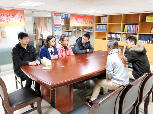 社工正在向普东居委会吴书记了解普东社区的基本情况