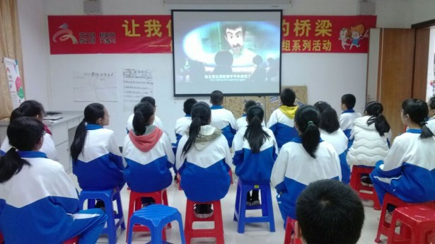 图为 学生专注观看电影