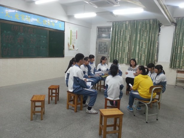  何姑娘与学生们探讨自己的优点