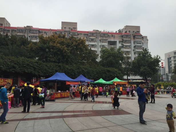 活动现场设置各类志愿服务摊位