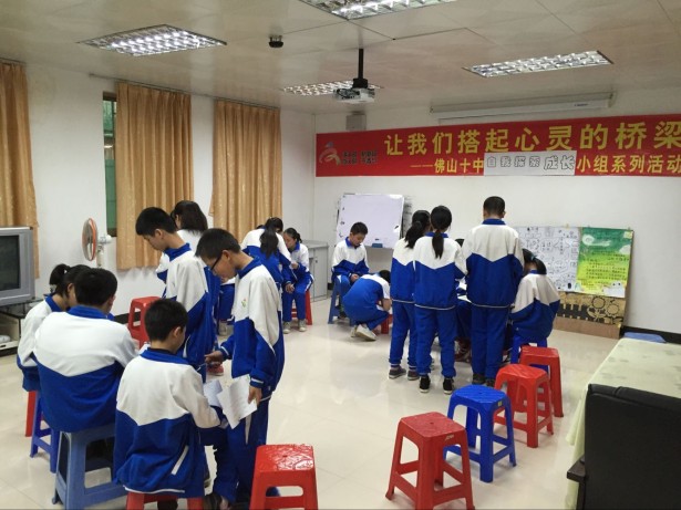 图为 正在进行“破冰”游戏