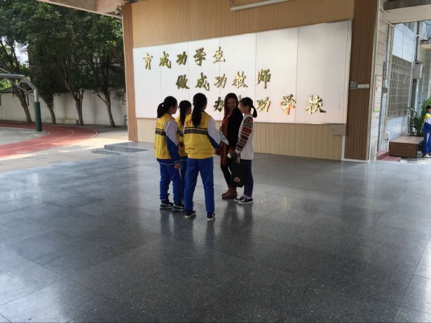 图为 朋辈成员主动积极向来访的家长介绍驻校社工
