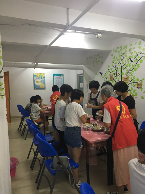 青少年在志愿者教导下学习制作冰皮月饼