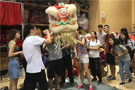 兴致满满体验舞狮头