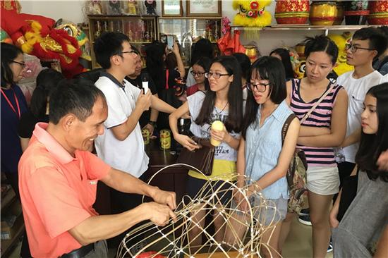 观赏师傅扎狮头手工艺创作