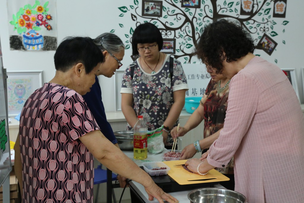 小组成员进行靓汤制作